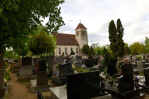 Cmentarz w Małym Kacku i kościół p.w. Matki Boskiej Bolesnej.