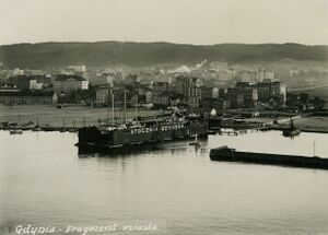 Port rybacki i stocznia z pływającym dokiem.