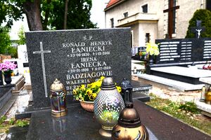 Grób rodzinny Łanieckich i Badziągów - zasłużonych w walce z okupantem podczas II wojny światowej.