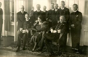 Oficerowie Marynarki Wojennej, dowódca floty kmdr Józef Unrug (siedzi pierwszy z prawej strony).