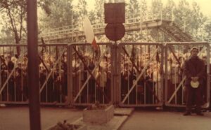 Stocznia im. Komuny Paryskiej w Gdyni – Strajki Sierpniowe, ludzie uczestniczący w Mszy Świętej przy bramie stoczni.