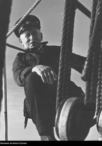 Gen. Mariusz Zaruski za sterem szkunera.