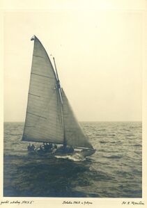 Jacht szkolny YMCA III w morzu