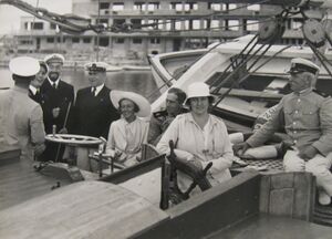 Kpt. Mariusz Zaruski na pokładzie Zawiszy Czarnego (siedzi z prawej strony).