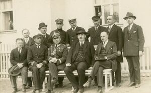 Członkowie Rady Miejskiej i starosta morski i gen. Mariusz Zaruski, Julian Rummel siedzi pierwszy od prawej strony.