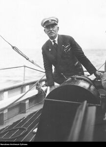 Gen. Mariusz Zaruski za sterem jachtu Marynarki Wojennej Junak.