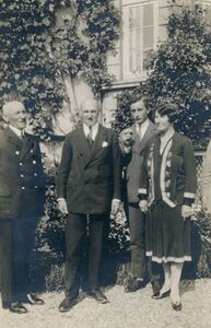 Julian Rummel (drugi od lewej strony) z rodziną.