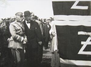 Poświęcenie statków Wanda i Jadwiga. Józef Piłsudski i Eugeniusz Kwiatkowski przy fladze armatorskiej Żeglugi Polskiej.