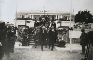 Prezydent Ignacy Mościcki i Augustyn Krauze przed budynkiem restauracji Casino.