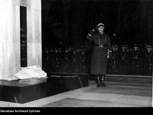 Gen. Gustaw Orlicz-Dreszer podczas odsłonięcia pomnika ku czci Józefa Piłsudskiego na lotnisku Okęcie.