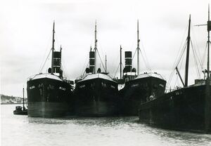 Port w Gdyni, statki handlowe Żeglugi Polskiej, tzw. Francuzy.