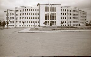 Gdynia, plac Konstytucji – Sąd Okręgowy i Prokuratura.