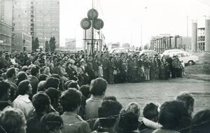 Msza święta w pobliżu Zakładów Radiowych Radmor podczas strajków, sierpień 1980 r.
