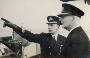 Admirał Józef Unrug (po prawej) i dowódca okrętu kapitan Paweł Żelazny na niszczycielu ORP Krakowiak.