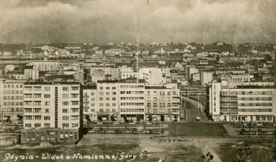 Widok z Kamiennej Góry na miasto i port w Gdyni