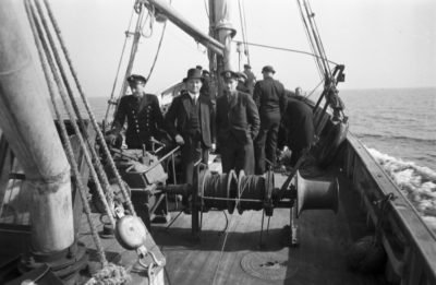 Mężczyźni na pokładzie kutra rybackiego