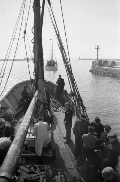 Kuter rybacki wychodzący z portu na Helu