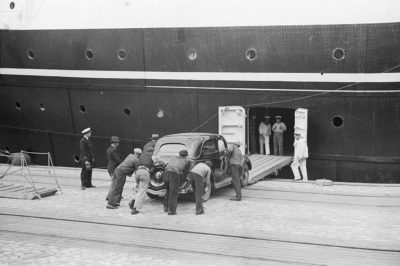 Załadunek samochodu na statek m/s “Piłsudski”