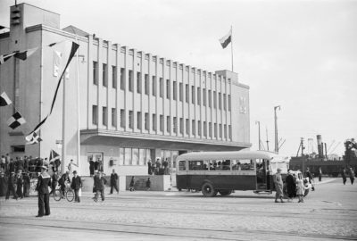 Autobus Miejskiego Towarzystwa Komunikacyjnego przed Dworcem Morskim