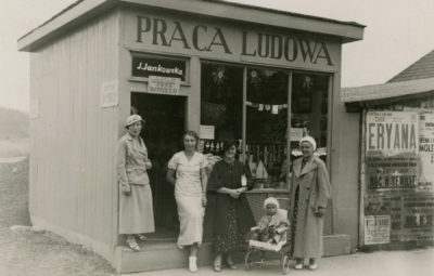 Gdynia – drewniany kiosk „Praca Ludowa”