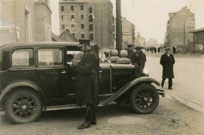 Kontrola samochodu przy narożniku ulic Derdowskiego i Świętojańskiej