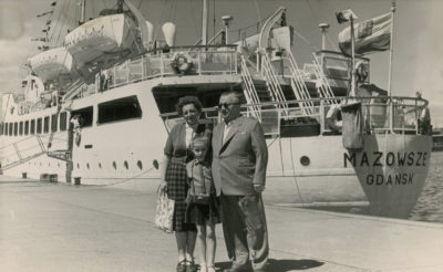 Fotografia pamiątkowa na tle statku pasażerskiego “Mazowsze”