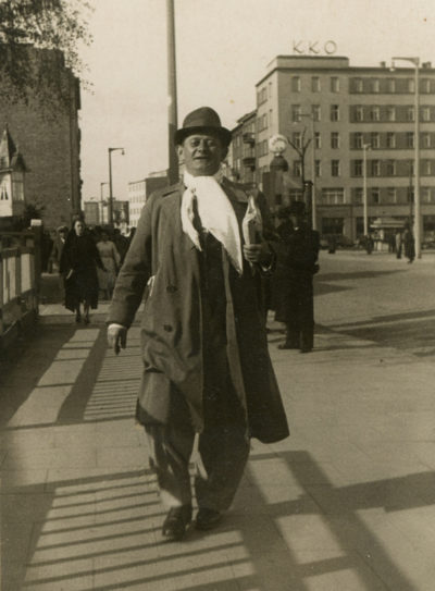 Aktor Antoni Jóźwicki na ulicy Świętojańskiej