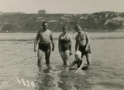 Rodzina na brzegu gdyńskiej plaży