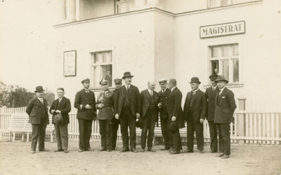 Członkowie pierwszej Rady Miejskiej podczas wizyty starosty morskiego, gen. Mariusza Zaruskiego (w mundurze). Obok niego w kapeluszu stoi Augustyn Krauze, burmistrz Gdyni