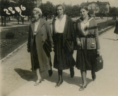 Uczennice gimnazjum dr. Teofila Zegarskiego na spacerze