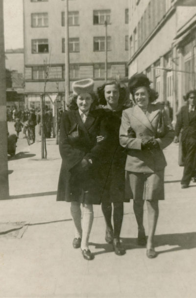 Trzy dziewczyny spacerujące w centrum Gdyni