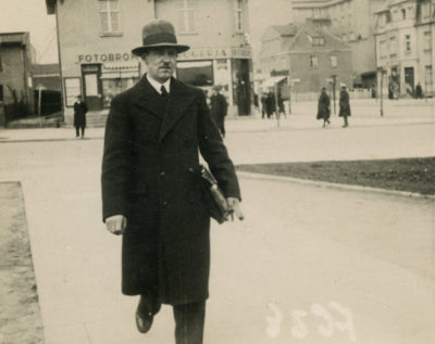 Mężczyzna podczas spaceru w Gdyni