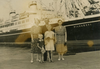 Rodzina Kminikowskich na tle statku m/s “Piłsudski”