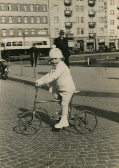 Chłopiec z rowerkiem na Skwerze Kościuszki