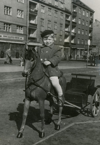 Chłopiec na koniku przy ulicy Świętojańskiej