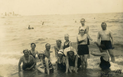 Gdyńska plaża – grupa plażowiczów