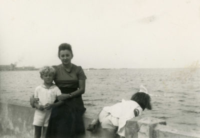 Kobieta z dziećmi na Bulwarze Nadmorskim w Gdyni