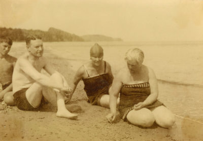 Zdjęcie rodzinne na brzegu niedaleko Gdyni