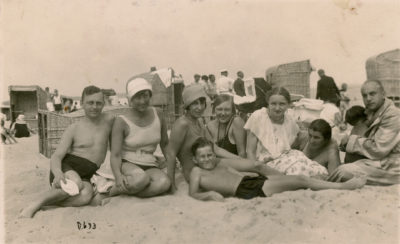 Zdjęcie rodzinne na gdyńskiej plaży