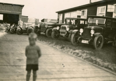 Dzielnica portowa- samochody przy barakach