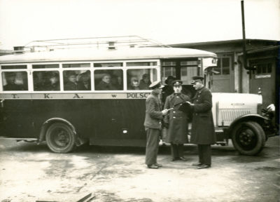 Pracownicy Miejskiego Towarzystwa Komunikacyjnego w Gdyni przy autobusie marki Brockway