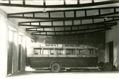 Autobus Brockway we wnętrzu garażu MTK w Redłowie