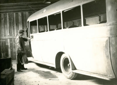 Czyszczenie karoserii autobusu w warsztacie naprawczym Miejskiego Towarzystwa Komunikacyjnego w Gdyni