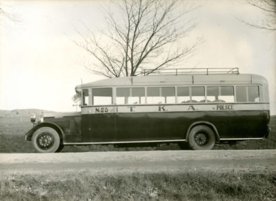 Autobus marki Brockway na szosie