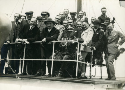 Zdjęcie grupowe na mostku kapitańskim statku pasażerskiego s/s „Gdańsk”