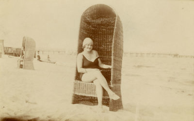 Kobieta w koszu plażowym na gdyńskiej plaży