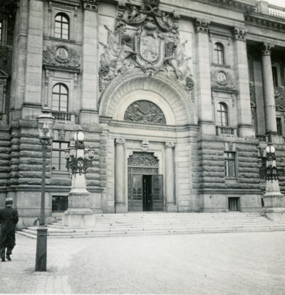 Wejście boczne do Pałacu Królewskiego w Sztokholmie
