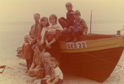 Rodzina Bojke z łodzią rybacką na brzegu morza