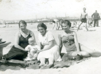 Zdjęcie rodzinne na gdyńskiej plaży