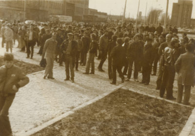 Tłum zebrany pod Pomnikiem Ofiar Grudnia?70 przy ulicy Marchlewskiego (obecnie Janka Wiśniewskiego)